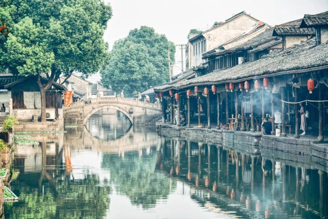 等你老了，穿羽绒服尽量少配运动裤、运动鞋，换成这些更洋气减龄